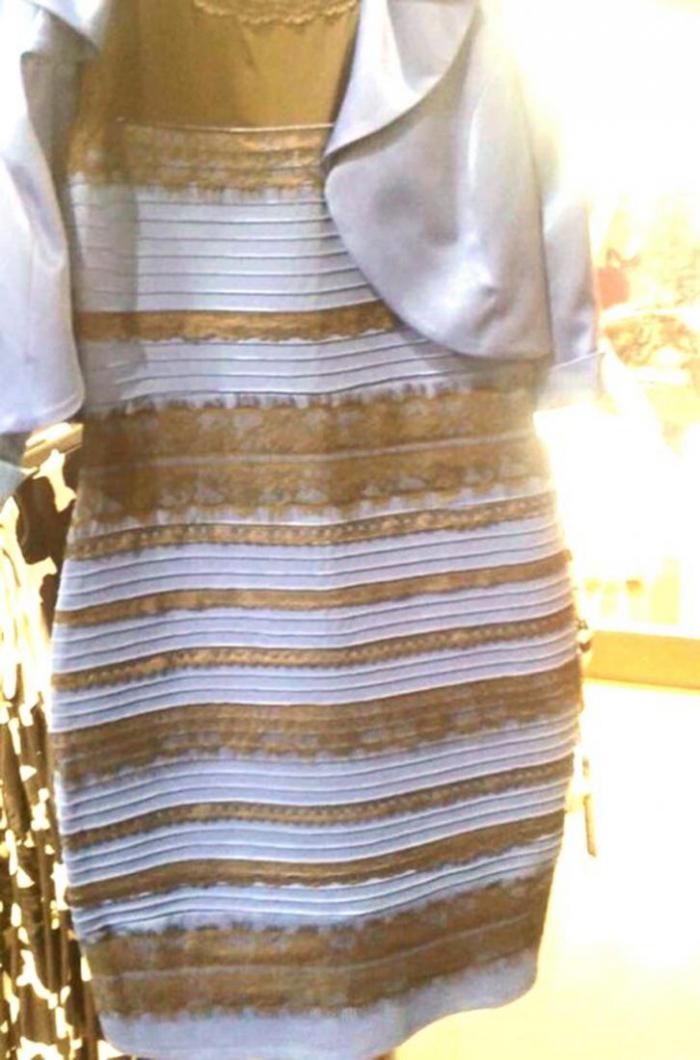 Загадка синього-білої сукні
